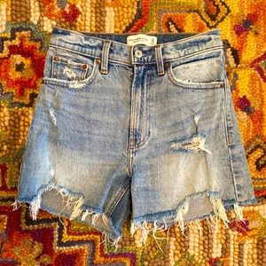 BARELY WORN Abercrombie Denim Mom Short